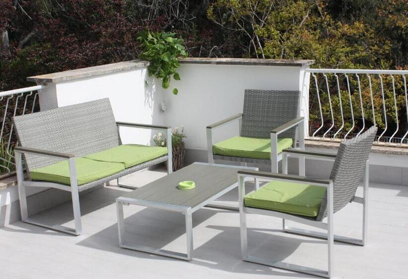 تختخواب و صبحانه One More Night