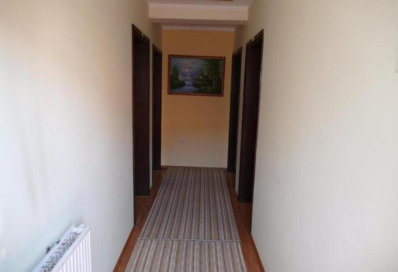 هاستل Utr Jagnjilo 1986