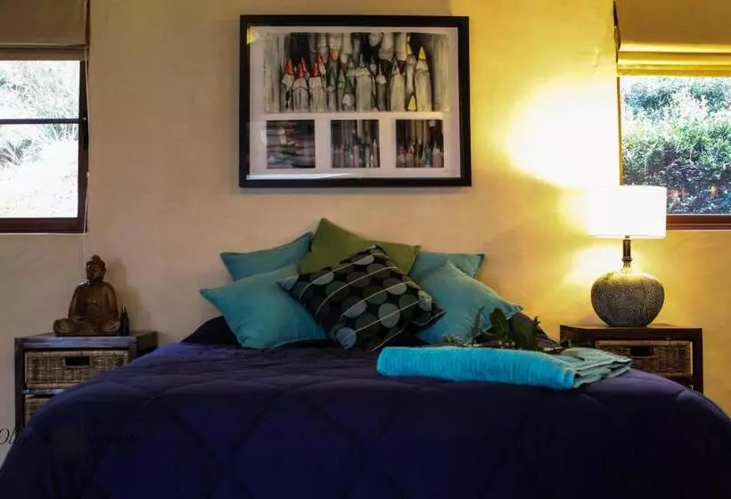 Aamiaismajoitus (B&B) Tomah Retreat   Studio Breathe With Fireplace