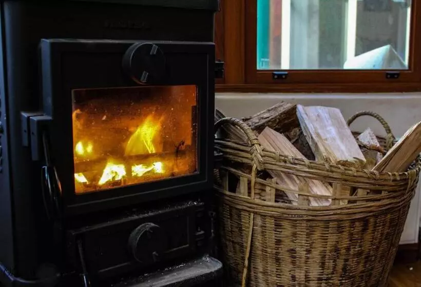 Aamiaismajoitus (B&B) Tomah Retreat   Studio Breathe With Fireplace