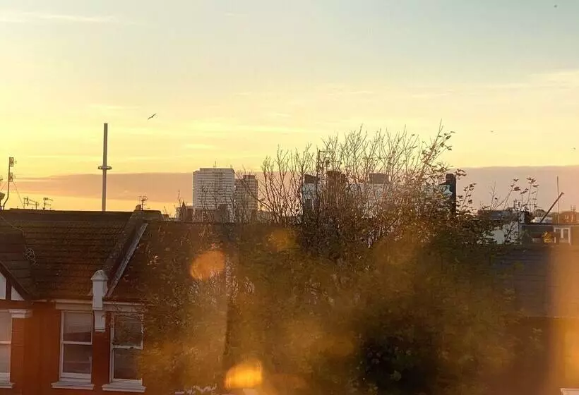 Отель 27 Brighton Guesthouse