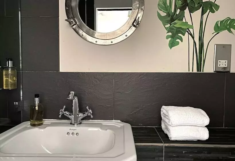 Отель 27 Brighton Guesthouse