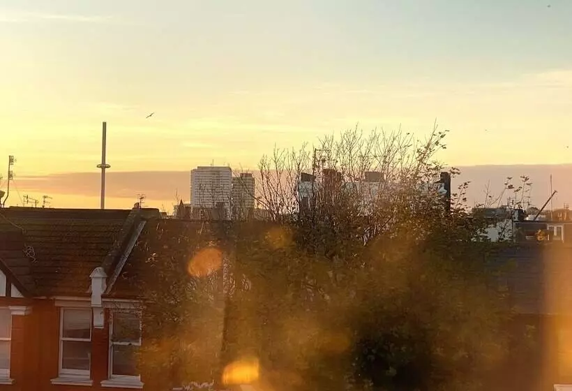 Отель 27 Brighton Guesthouse