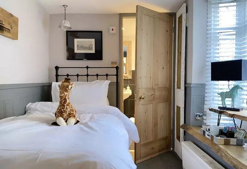 Отель 27 Brighton Guesthouse