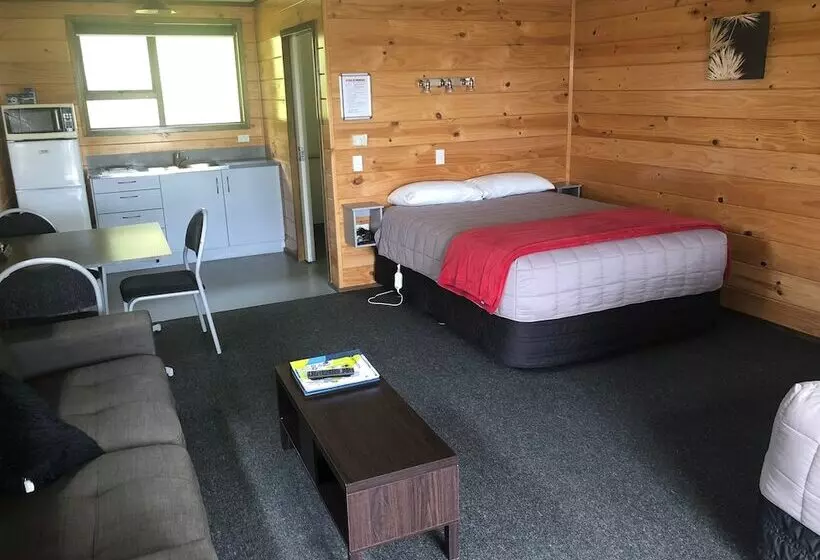 Отель Greymouth Seaside Top 10 Holiday Park