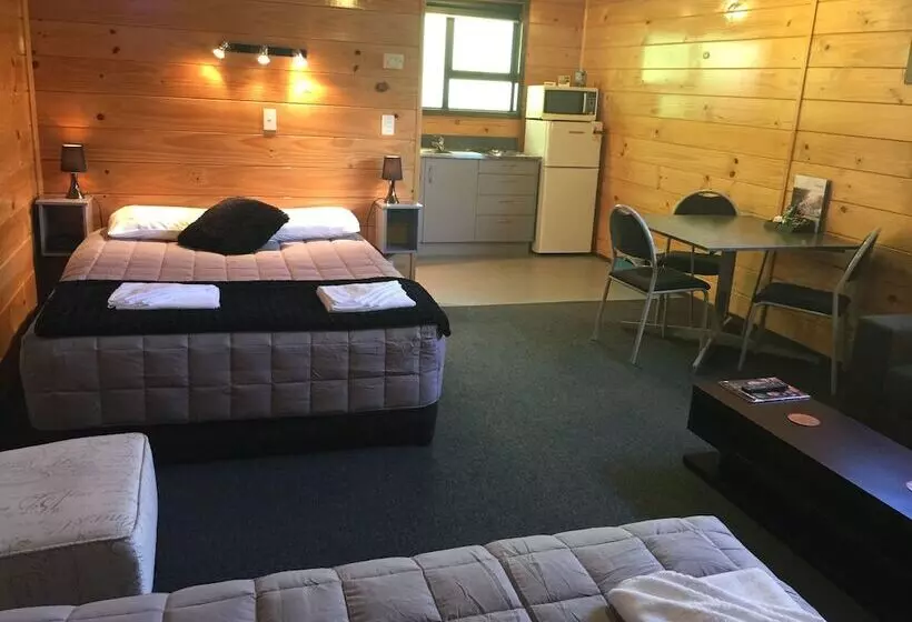 Отель Greymouth Seaside Top 10 Holiday Park