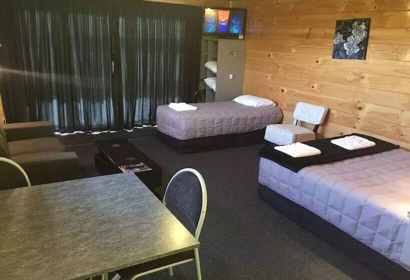 Отель Greymouth Seaside Top 10 Holiday Park