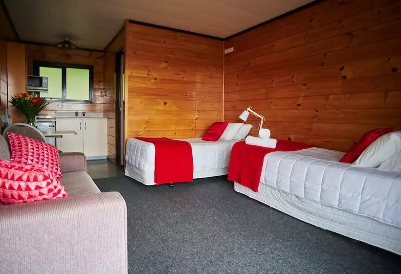 Отель Greymouth Seaside Top 10 Holiday Park