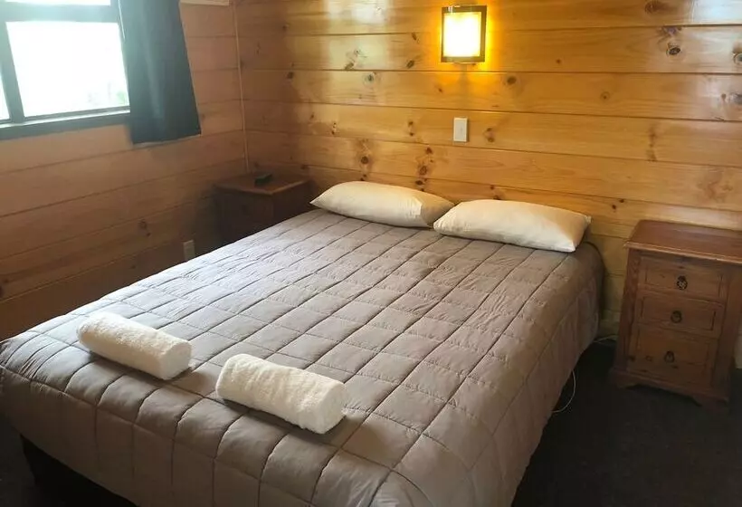 Отель Greymouth Seaside Top 10 Holiday Park