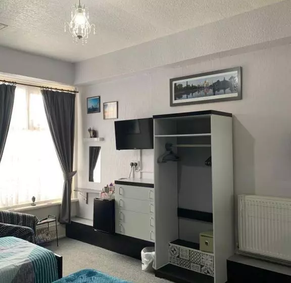 Hotelli Hornby Villa B&b Couples & Families Only Central Location