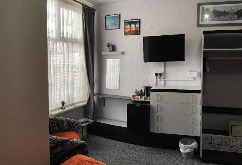 Hotelli Hornby Villa B&b Couples & Families Only Central Location