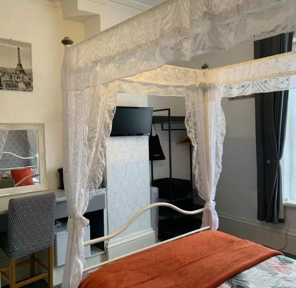 Hotelli Hornby Villa B&b Couples & Families Only Central Location