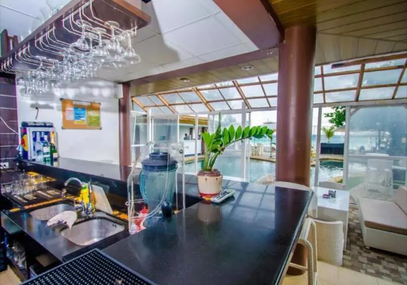 Hotel White House Beach Resort