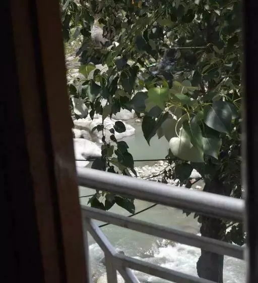 ペンション Shabnam River View Home Stay