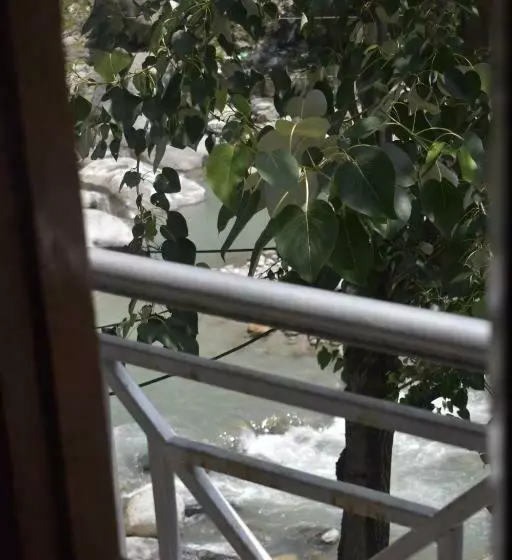 ペンション Shabnam River View Home Stay