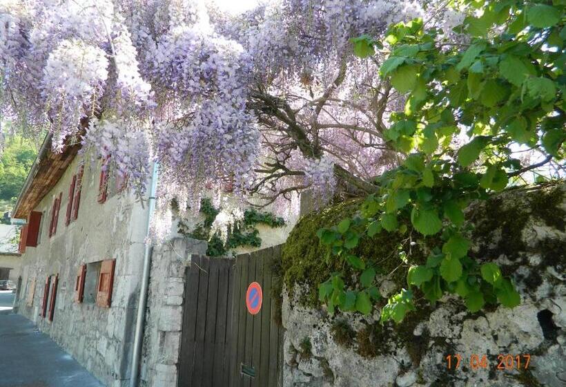 تختخواب و صبحانه Gite De L école