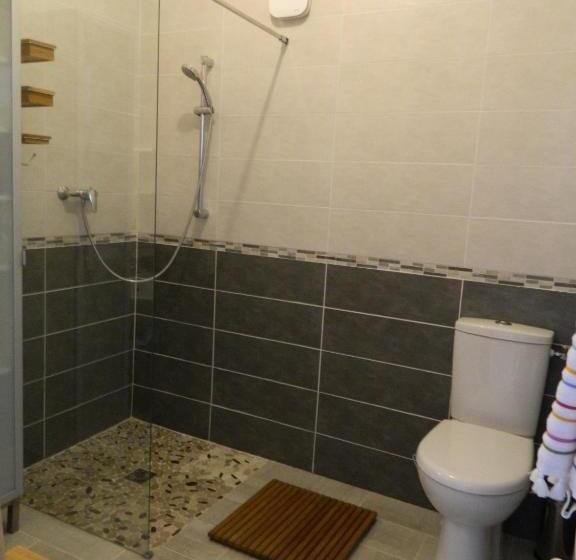 تختخواب و صبحانه Gite De L école