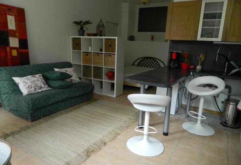 تختخواب و صبحانه Gite De L école