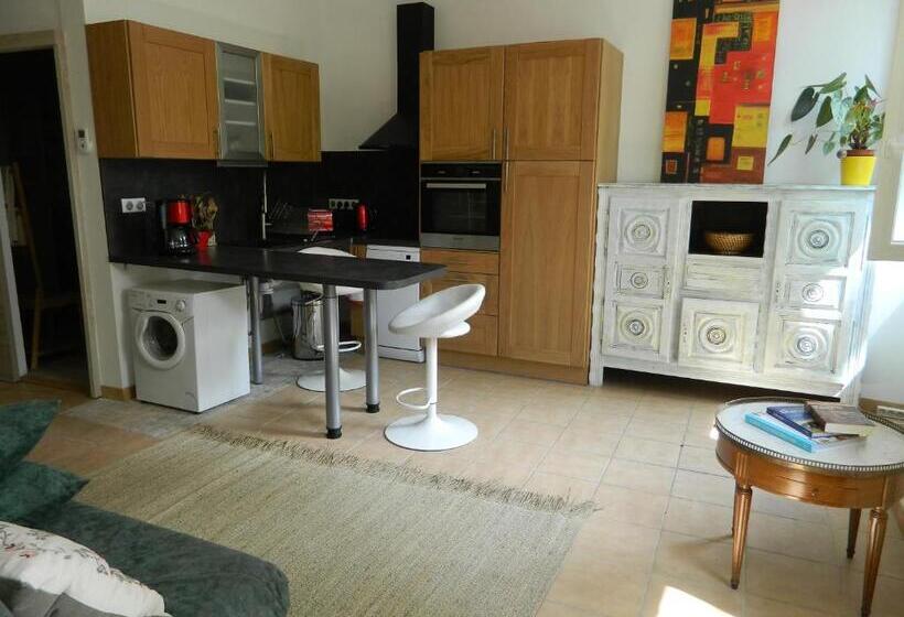 تختخواب و صبحانه Gite De L école