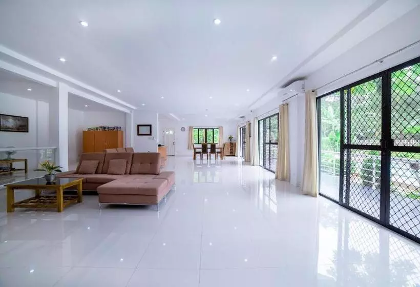 Bohol White House Bed & Breakfast