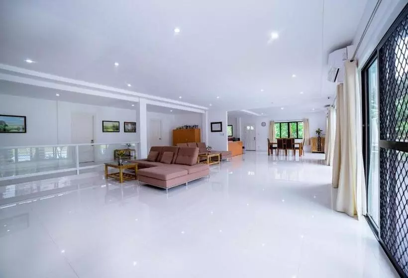 Bohol White House Bed & Breakfast