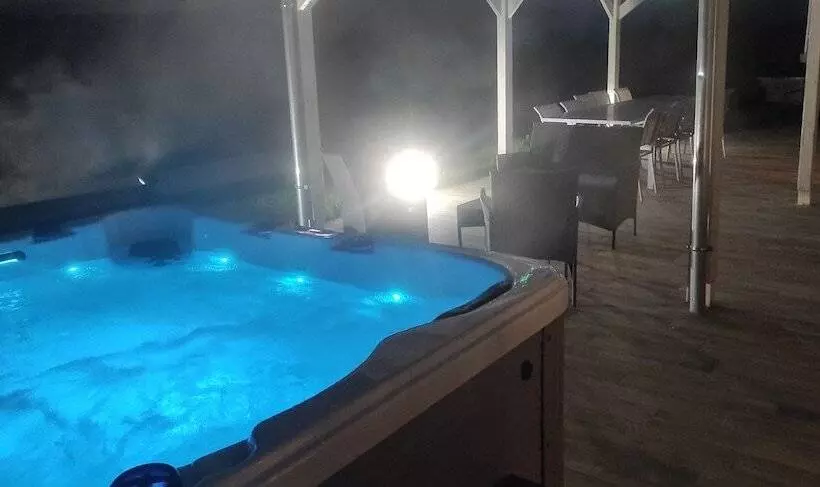 Aamiaismajoitus (B&B) Chambre D Hôtes Le Domaine Des Hirondelles