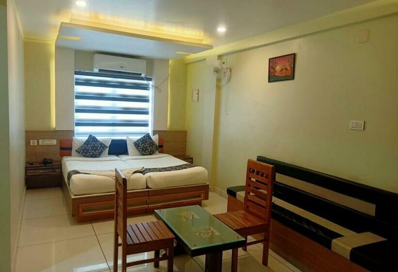 בית מלון כפרי Royal Plaza Residency