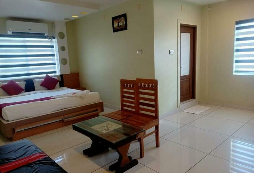 בית מלון כפרי Royal Plaza Residency