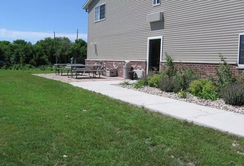 Hotelli Pocahontas Inn & Suites