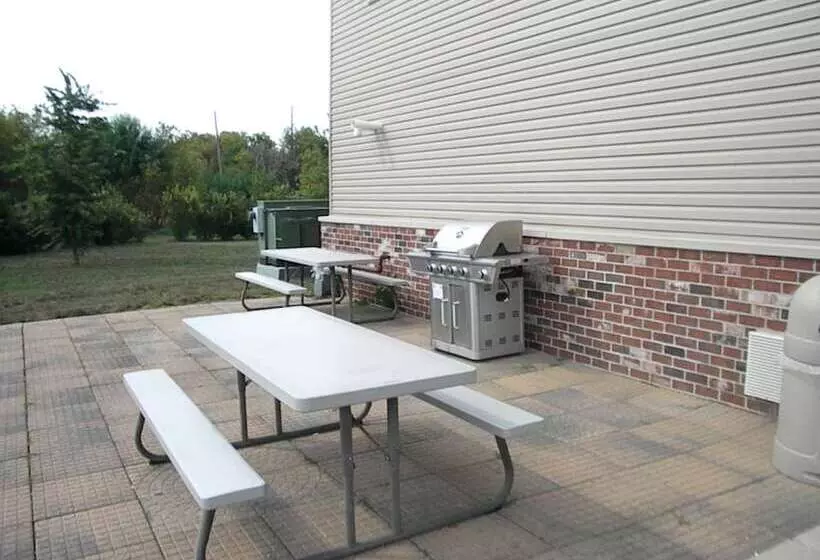 Hotelli Pocahontas Inn & Suites