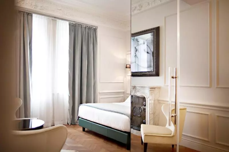 مسافرخانه The Corner Roma