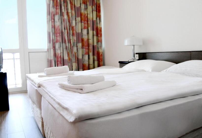 Отель Hungária