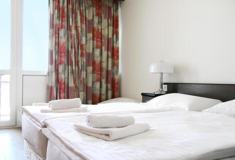 Отель Hungária