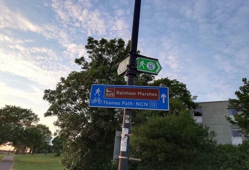 Royal Hotel, Bar & Grill