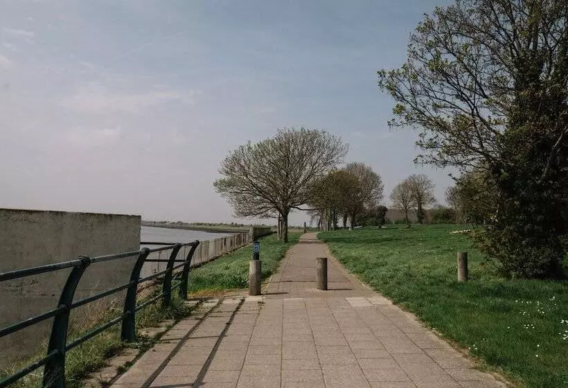 Royal Hotel, Bar & Grill