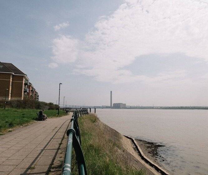 Royal Hotel, Bar & Grill