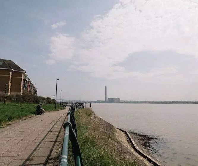 Royal Hotel, Bar & Grill