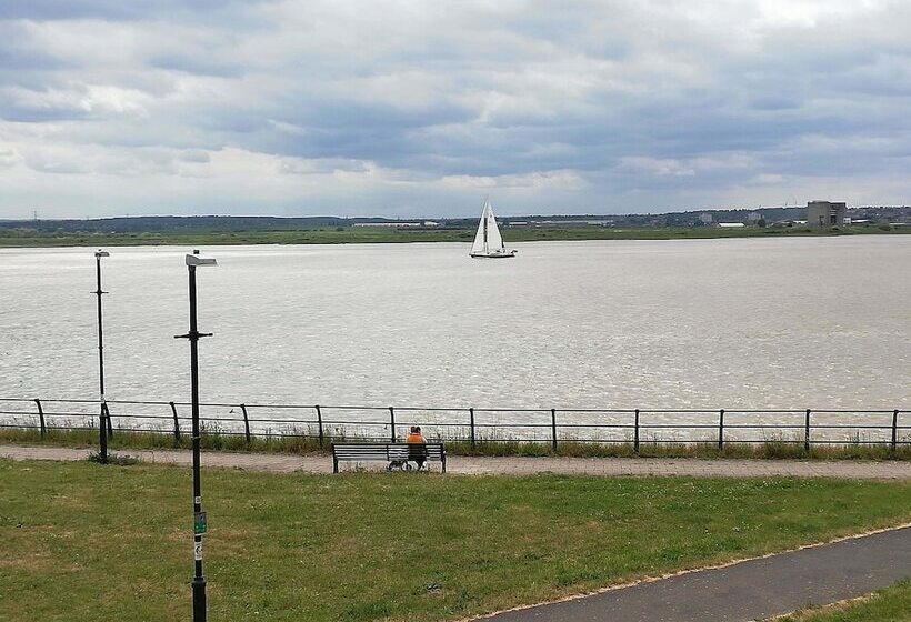 Royal Hotel, Bar & Grill