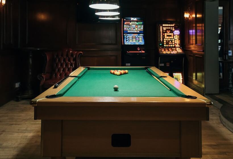 Royal Hotel, Bar & Grill