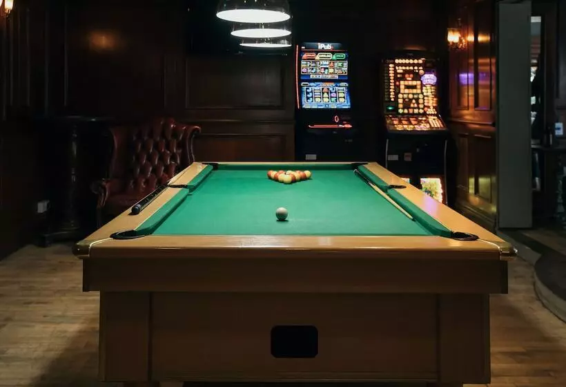 Royal Hotel, Bar & Grill