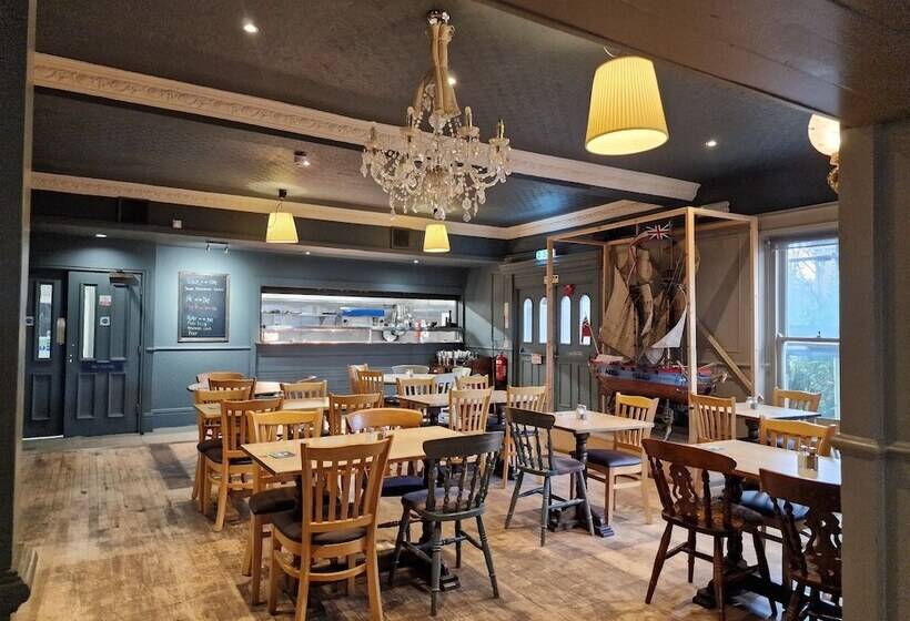 Royal Hotel, Bar & Grill