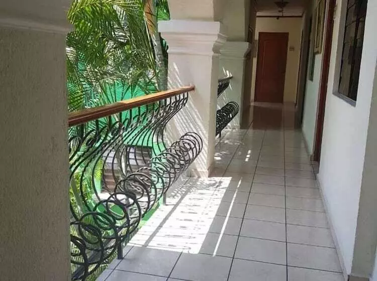 ホテル Villa Serena Escalón