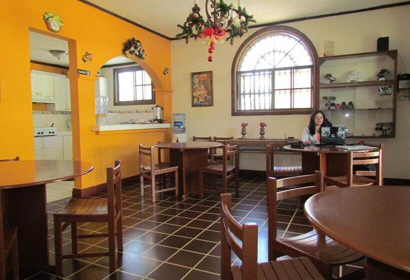 هتل Villa Serena Escalón