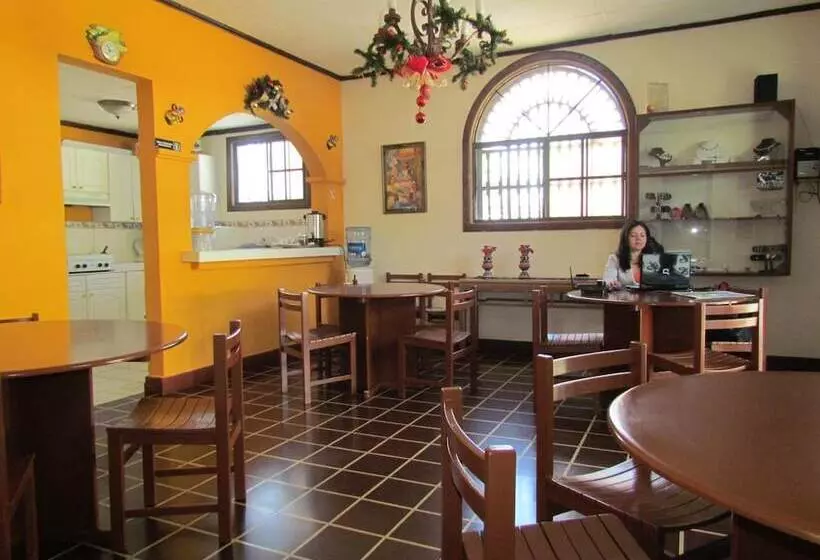 ホテル Villa Serena Escalón