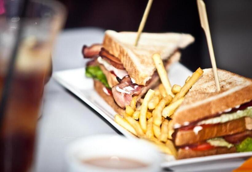 ホテル Ryans La Marina