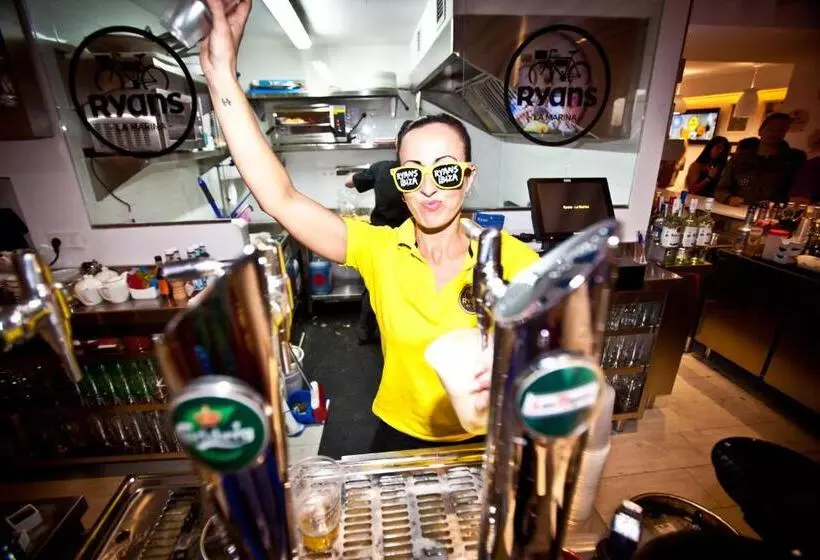 ホテル Ryans La Marina