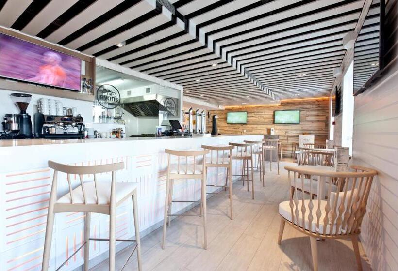 ホテル Ryans La Marina