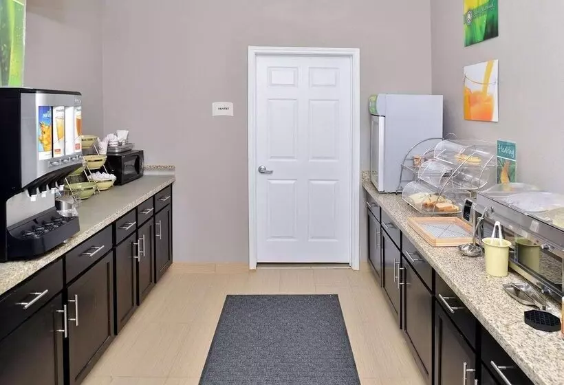 Отель Scottish Inn & Suites Cotulla, Tx