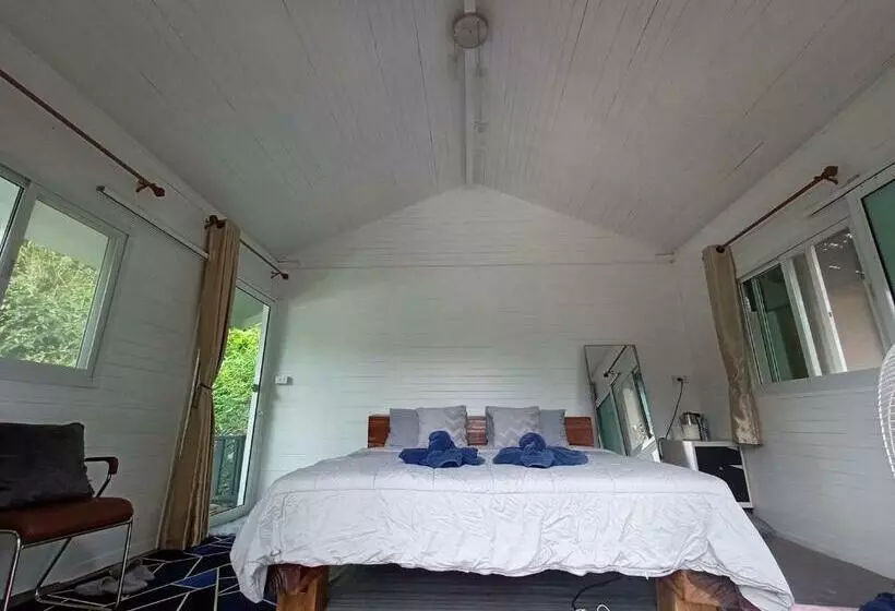 Aamiaismajoitus (B&B) บ้านชายดอย Glamping ดอยแม่แจ๋ม Cheason ,muangpan, Lampang