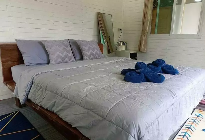 Aamiaismajoitus (B&B) บ้านชายดอย Glamping ดอยแม่แจ๋ม Cheason ,muangpan, Lampang